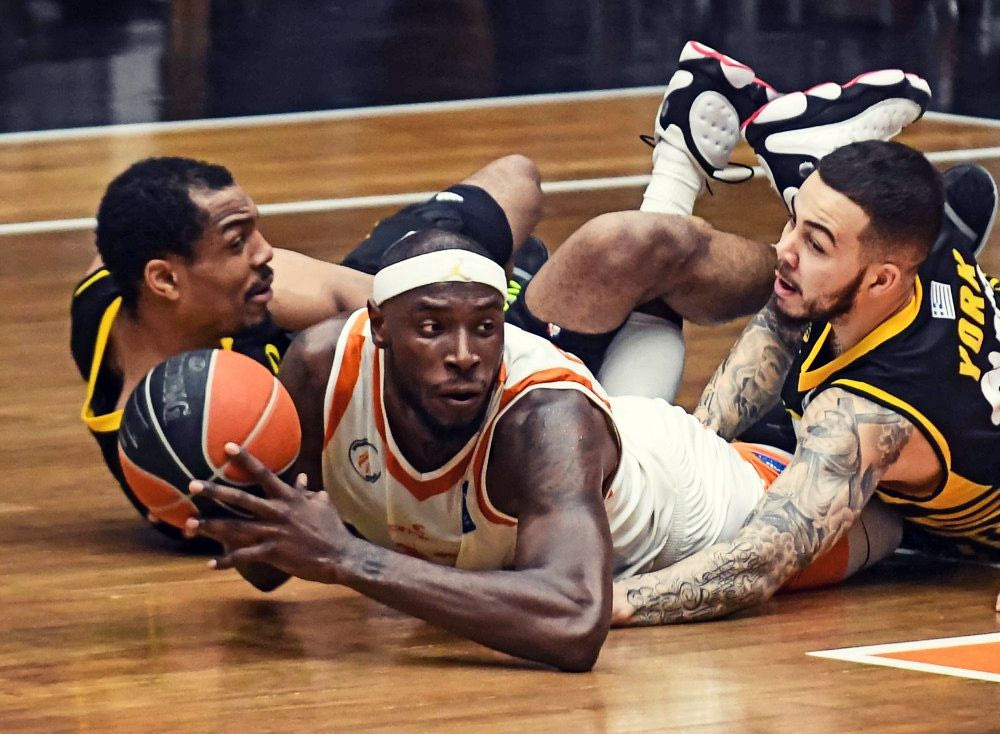 Το εξαιρετικά άδικο φινάλε στο ΑΕΚ-Προμηθέας και η δικαίωση του ‘ταβερνιάρη’ Γιατρά