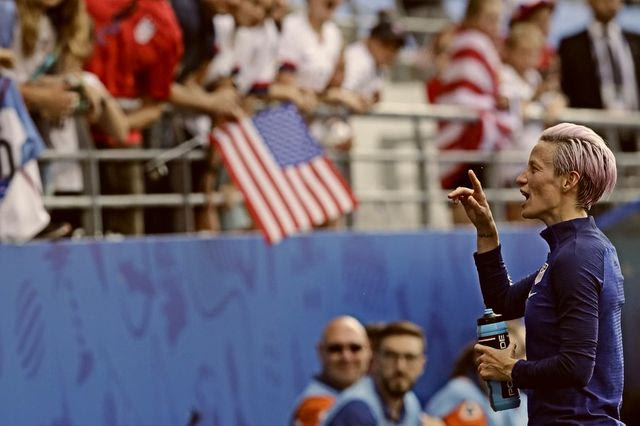 Γιατί η αρχηγός των ΗΠΑ γονατίζει στον εθνικό ύμνο