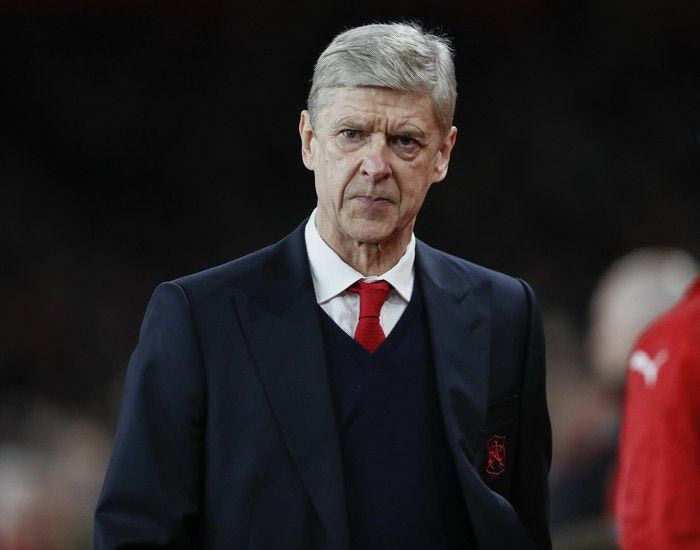 Το “δεξί χέρι” δείχνει την έξοδο στον Βενγκέρ