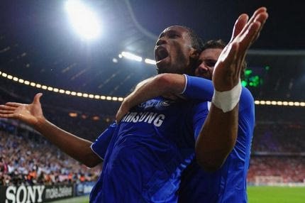 Εξάσφαιρη η Τσέλσι, διαιτητικός δάκτυλος στη νίκη της Σάλκε (VIDEOS)