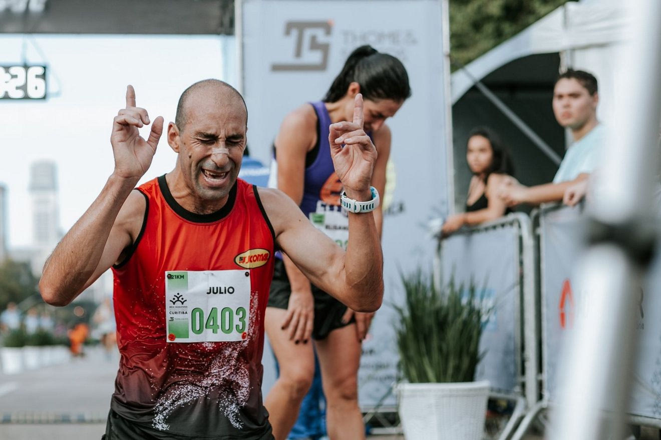 Ο μαραθώνιος του ενός τετραγώνου που οδηγεί στην παράνοια