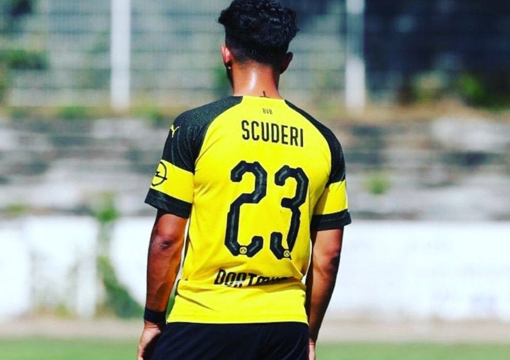 O 21χρονος παίκτης της Ντόρτμουντ που κόβει την μπάλα μετά από 9 εγχειρήσεις