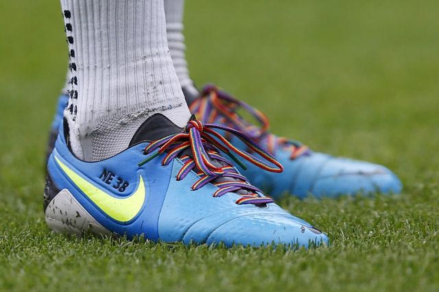Το μυστήριο με τον ‘Gay Footballer’ της Αγγλίας θα λυθεί τον Ιούλιο