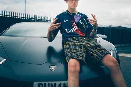 #AlexFromGlasto: Γιατί όλοι τρελάθηκαν με τον έφηβο που ράπαρε το ‘Τιάγκο Σίλβα’