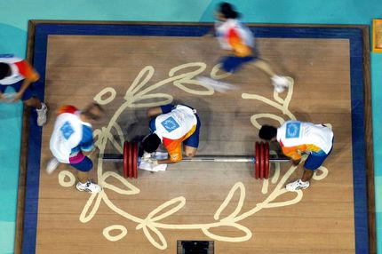 Ένας πωλητής στην τελετή έναρξης των Ολυμπιακών Αγώνων 2004