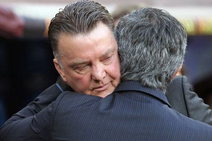 Ο Φαν Χάαλ παρακολούθησε την προπόνηση μέσα από αμαξίδιο του γκολφ μετά την πτώση από το ποδήλατο