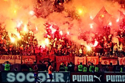 Ερυθρός Αστέρας-Ολυμπιακός: Πώς χτίστηκε η αδερφική σχέση των οπαδών