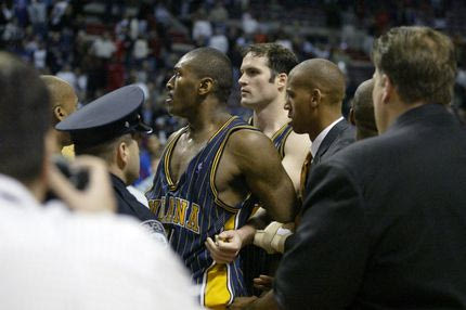 Ξύλο και σφαίρες: 7 αντιαθλητικές στιγμές παράνοιας του NBA