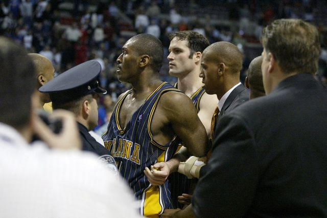 Ξύλο και σφαίρες: 7 αντιαθλητικές στιγμές παράνοιας του NBA