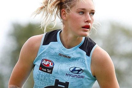 Η Τέιλα Χάρις έγινε άγαλμα και ήδη προκάλεσε εμφύλιο