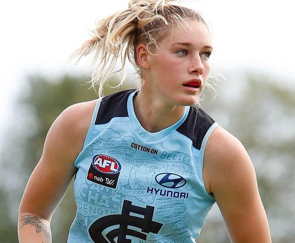 Η Τέιλα Χάρις έγινε άγαλμα και ήδη προκάλεσε εμφύλιο