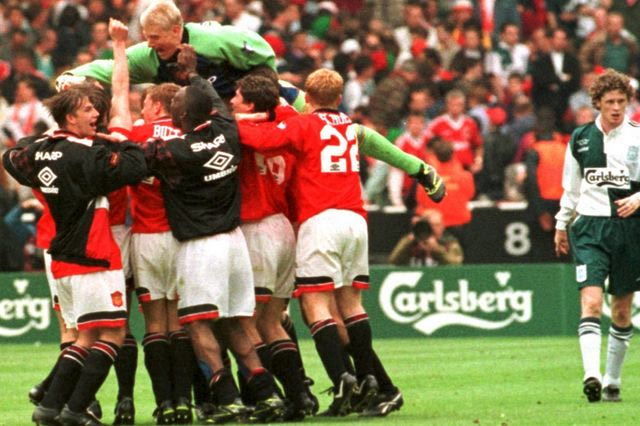 Μάντσεστερ Γ.-Λίβερπουλ: Τα κρεμ κοστούμια που άλλαξαν την ιστορία