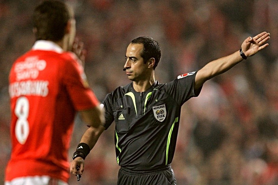 Ολυμπιακός-ΑΕΚ: Ο διαιτητής με τις 2.520 κάρτες και τα 107 πέναλτι