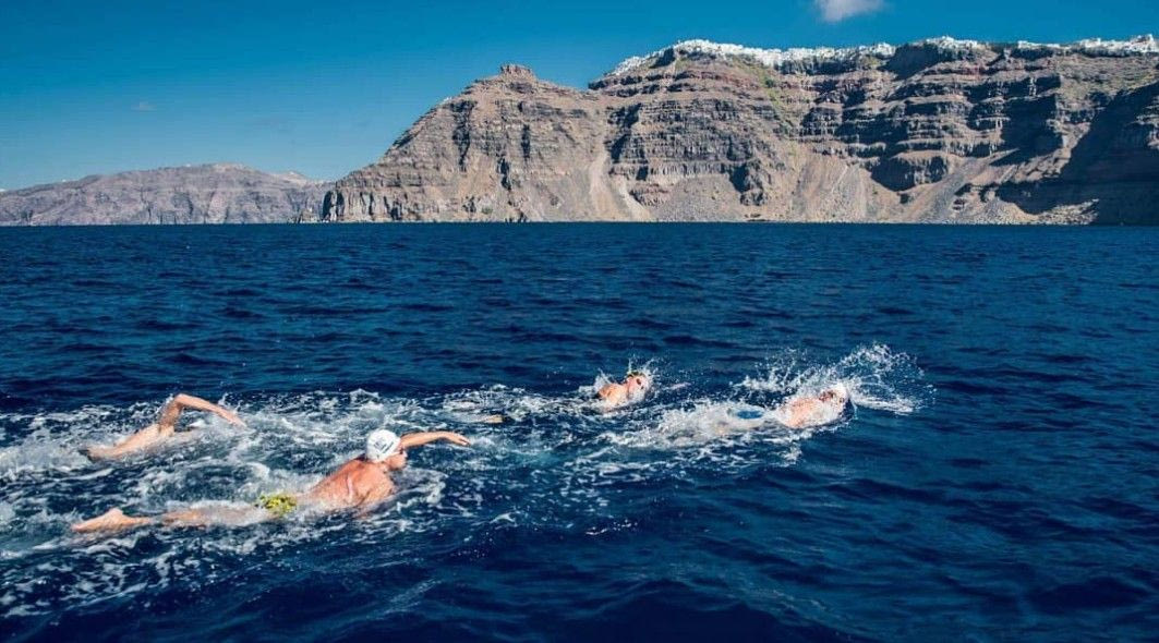 Santorini Experience #2: Από τη λάβα στη θάλασσα κολυμπώντας