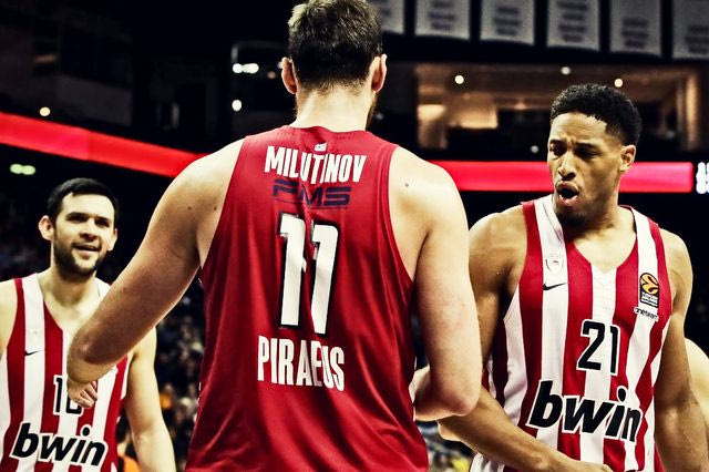 Άλμπα-Ολυμπιακός: Μια κόκκινη Ferrari στην Mercedes Benz Arena