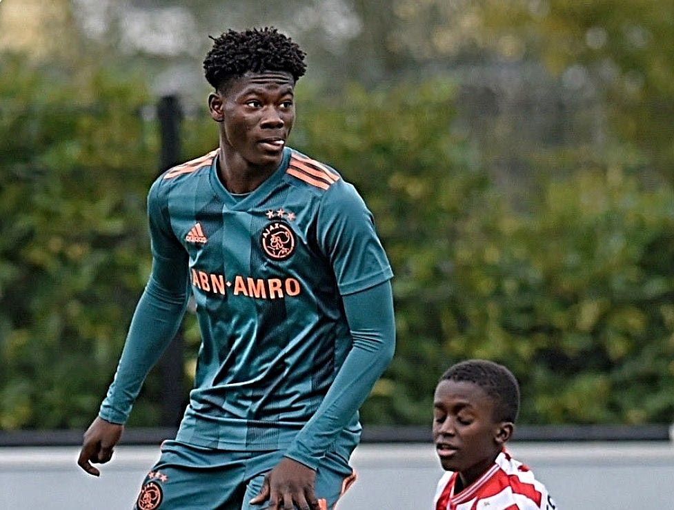 Ο 14χρονος Ντέιβιντ Ίσμον περνάει τους αντιπάλους του από πάνω