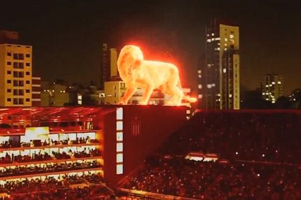 Ένα πύρινο λιοντάρι περπάτησε στο γήπεδο της Εστουδιάντες