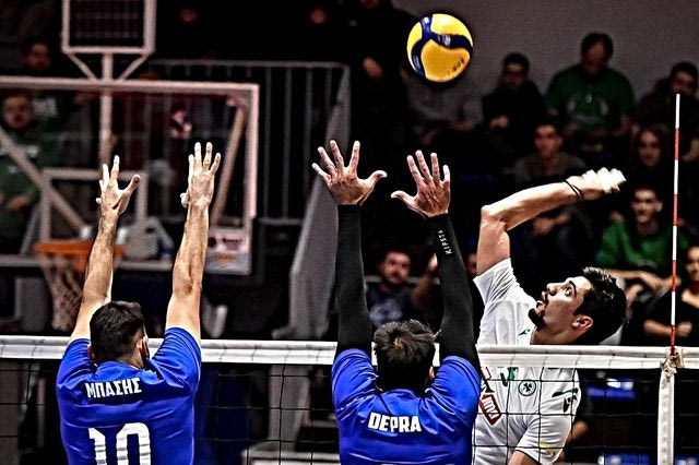 Αυτή η απόκρουση-τακουνάκι σε ματς βόλεϊ θύμισε Ροναλντίνιο