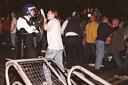 Όταν οι Άγγλοι χούλιγκαν κατέβασαν υποψήφιο δήμαρχο: μια παλαβή ιστορία