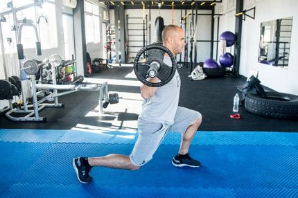 3 ασκήσεις με μπάρα για να γυμνάσεις όλο το σώμα