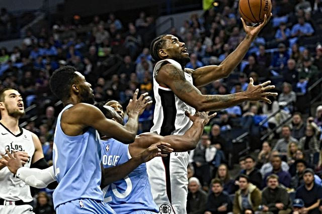 Το μεσαίο δάχτυλο στο δαχτυλίδι πρωταθλητή του Καγουάι Λέοναρντ