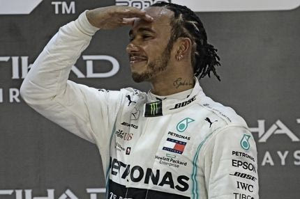 Ο Λιούις Χάμιλτον βλέπει τη Ferrari στο βάθος