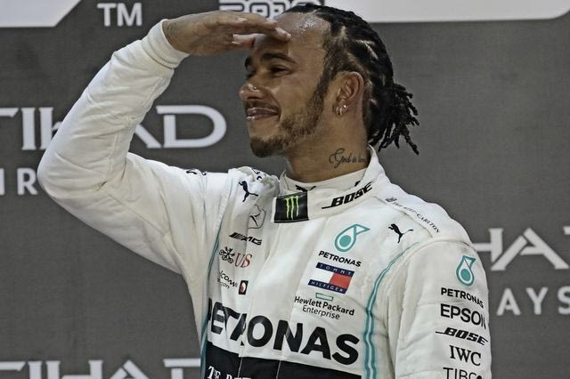 Ο Λιούις Χάμιλτον βλέπει τη Ferrari στο βάθος