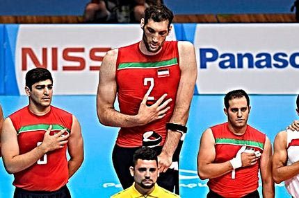 O Ιρανός Τάκο Φολ μαγεύει τα πλήθη παίζοντας καθιστός