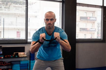 Οι 3 πιο βασικές ασκήσεις με λάστιχο