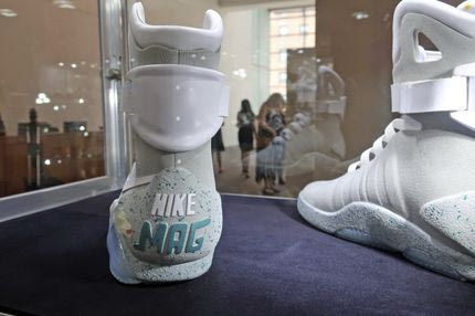 Τα sneakers που δεν χρειάστηκε κανείς είχαν ‘μαγνητικά κορδόνια’