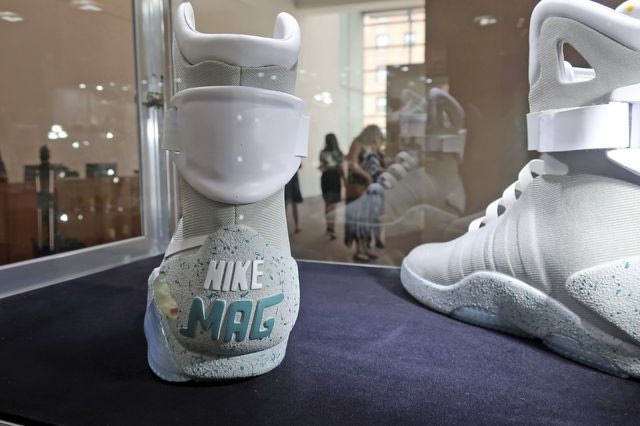 Τα sneakers που δεν χρειάστηκε κανείς είχαν ‘μαγνητικά κορδόνια’