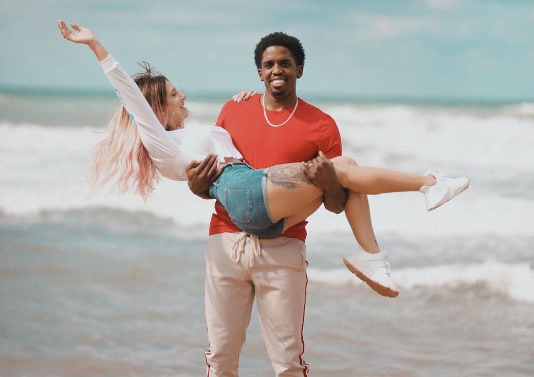 H instagram blogger Μπερίλ ΜακΚίσικ έχει ήδη προβάρει τα ερυθρόλευκα