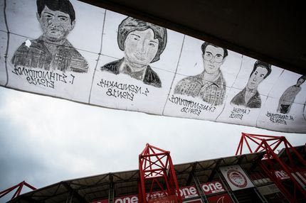 Θύρα 7: Το βράδυ που η ζωή σκόνταψε σε σκουριασμένο σίδερο