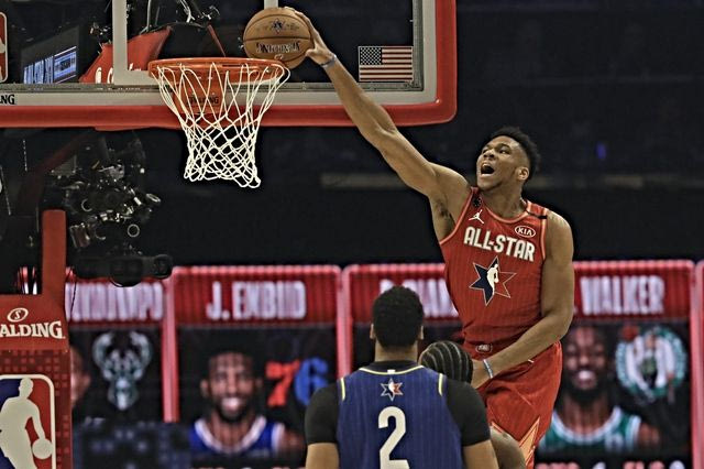 Το all-star επεισόδιο του Antetokounbros TV θύμισε ‘Φιλαράκια’