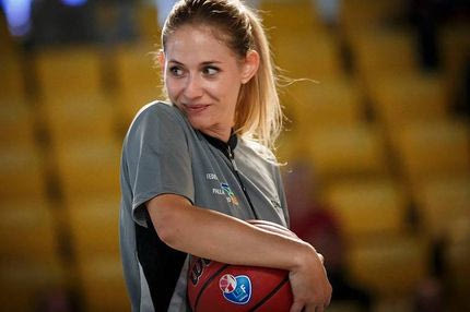 Η διαιτητής που τα ‘βάζει’ με τον κορονοϊό