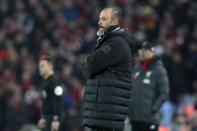 To φουσκωτό μπουφάν του Νούνο κερδίζει το ματς του πιο καλοντυμένου προπονητή