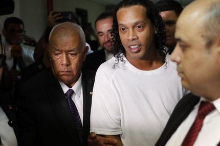 Η γραμμή υπεράσπισης του Ροναλντίνιο ξεκινά με το “είναι ηλίθιος”