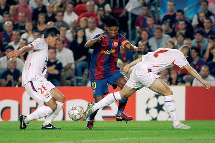 10 φορές που ο Ροναλντίνιο ταπείνωσε αντιπάλους με ντρίμπλες