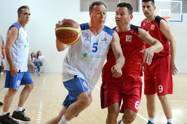 Ο Γιάννης Σγουρός (ξανα)παίζει μπάσκετ
