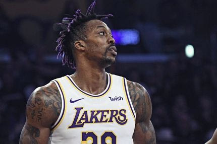 Ο Ντουάιτ Χάουαρντ φοράει την μπέρτα του Superdad (και όχι του Superman) διότι ο γιος του τον έχει μεγαλύτερη ανάγκη