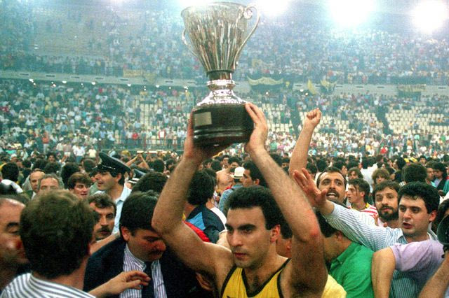 Ο λαϊκός τραγουδιστής που έπαιξε στην ίδια ομάδα με τον Νίκο Γκάλη