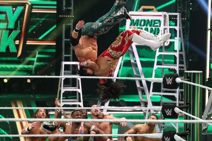 Το wrestling μοιράζει έξτρα πόνο σε ταράτσες ή με αμαξίδια γκολφ