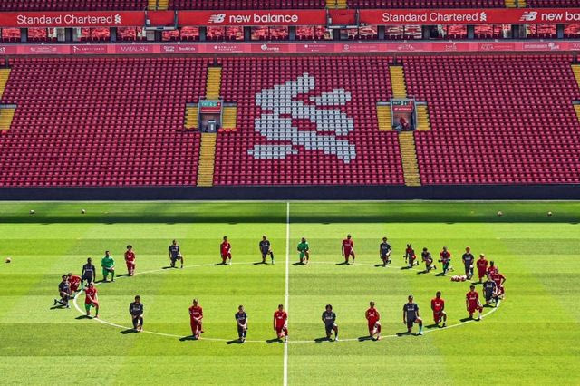 Δολοφονία Φλόιντ: Η φωτογραφία από το Άνφιλντ που θέλει ν’ αλλάξει τον κόσμο