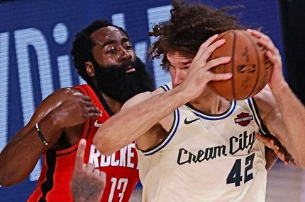 Ο Τζέιμς Χάρντεν ‘καθάρισε’ τους Μπακς με δυο άμυνες -παράλογο;