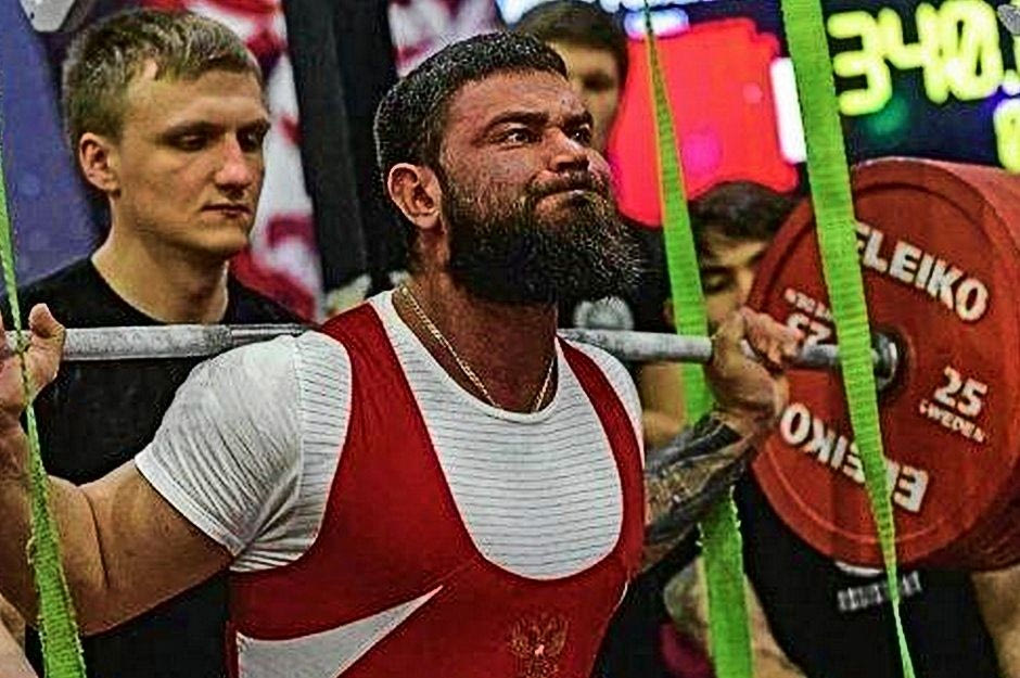 Ρώσος αρσιβαρίστας συνέτριψε τα γόνατα του σε squat που πήγε πολύ λάθος