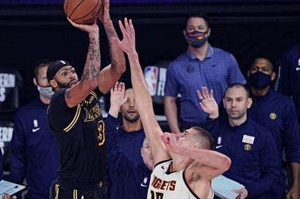 Ο Άντονι Ντέιβις σούταρε με το χέρι του Κόμπι Μπράιαντ