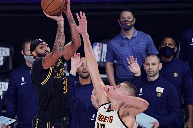 Ο Άντονι Ντέιβις σούταρε με το χέρι του Κόμπι Μπράιαντ