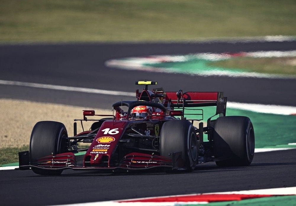 Το μαρτύριο του Λεκλέρ και της Ferrari βλέποντας τα τρένα να περνούν