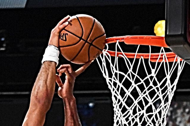 Ο Καγουάι Λέοναρντ ‘έβγαλε’ το middle finger block