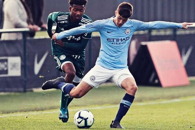 Η Μάντσεστερ Γιουνάιτεντ αρπάζει τον 17χρονο φορ των +600 γκολ από τη Σίτι